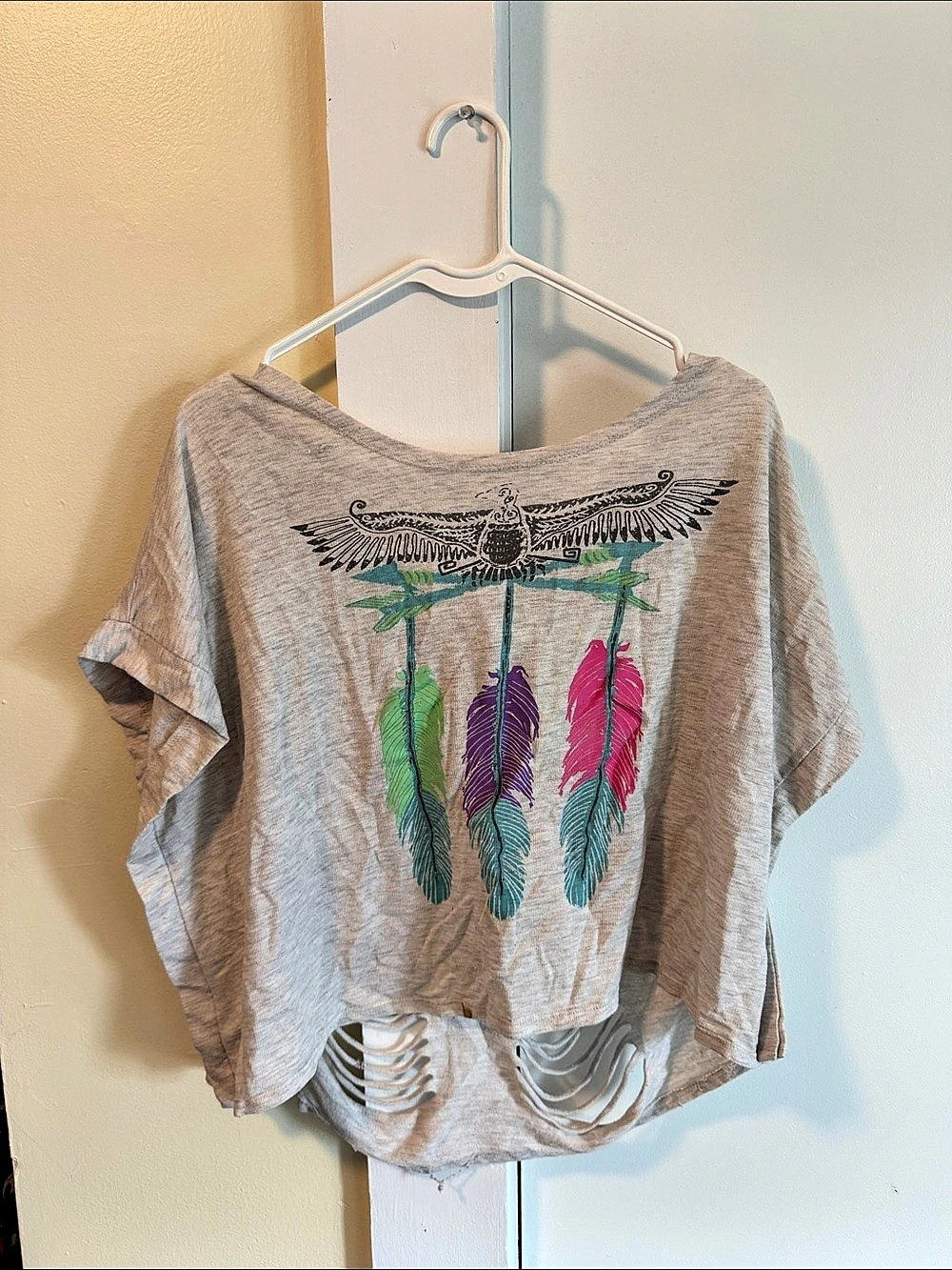 Kira Feather Graphic Cutout Top in Gray Size Large